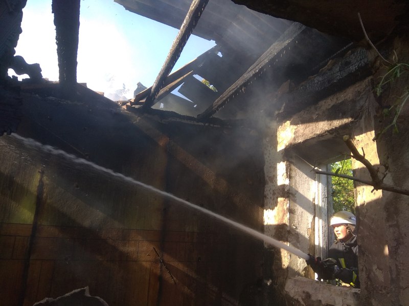За добу білозерські рятувальники загасили дві пожежі у житловому секторі  